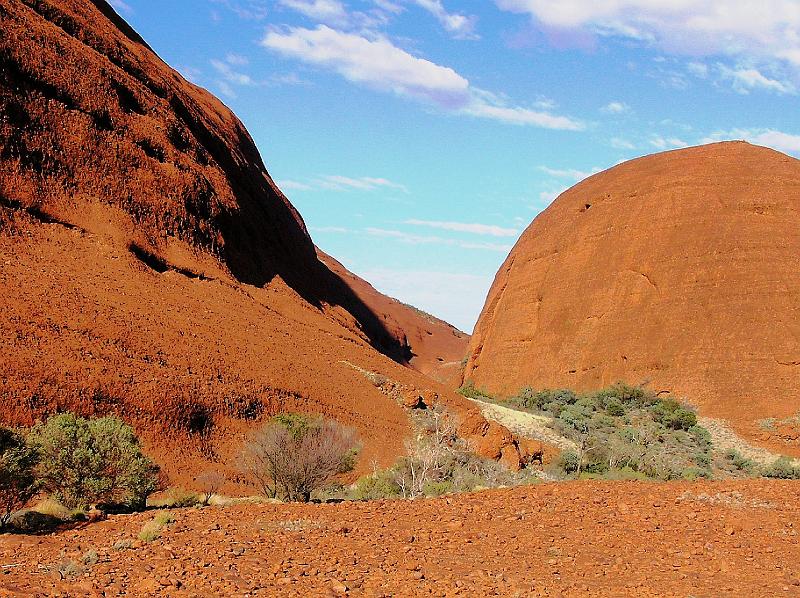 Olgas Kata Tjuta7.jpg - Die Kata Tjuta werden von den Anangu-Männern für Rituale gebraucht. Der Zutritt für Touristen ist deshalb äußerst eingeschränkt.